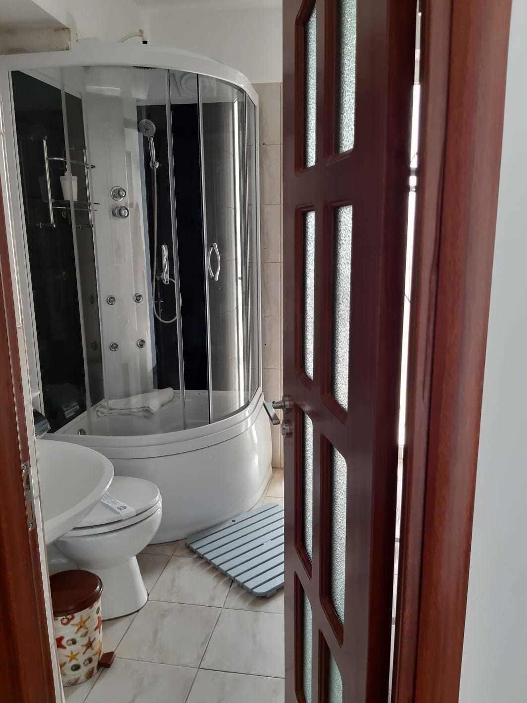 Buồng tắm vòi sen, đồ dùng nhà tắm miễn phí, máy sấy tóc, khăn tắm 