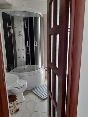 Regadera, amenidades de baño gratuitas, secadora de cabello, toallas 