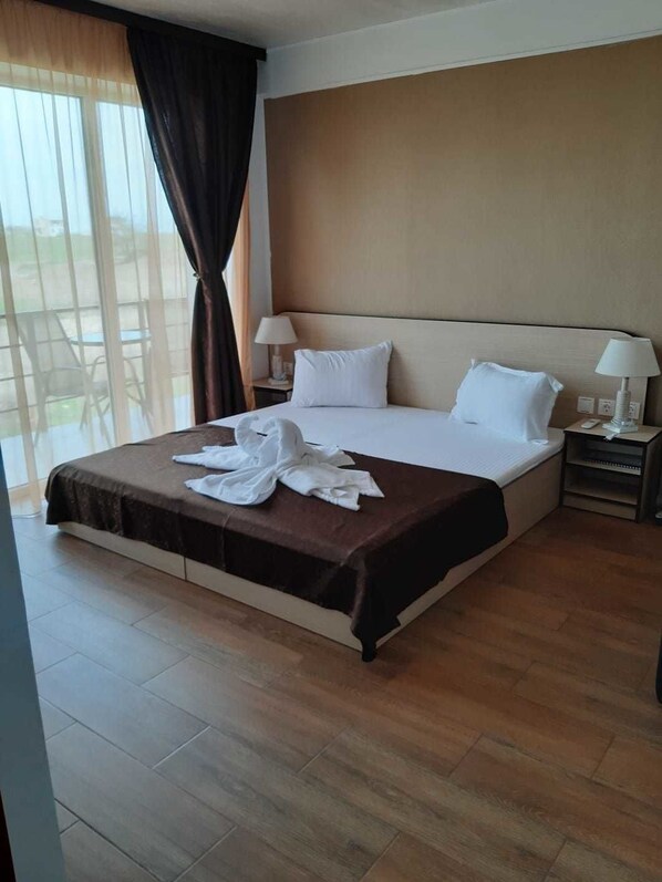 Villa Classique, 1 très grand lit, balcon, vue lac | Minibar, fer et planche à repasser, Wi-Fi gratuit, draps fournis