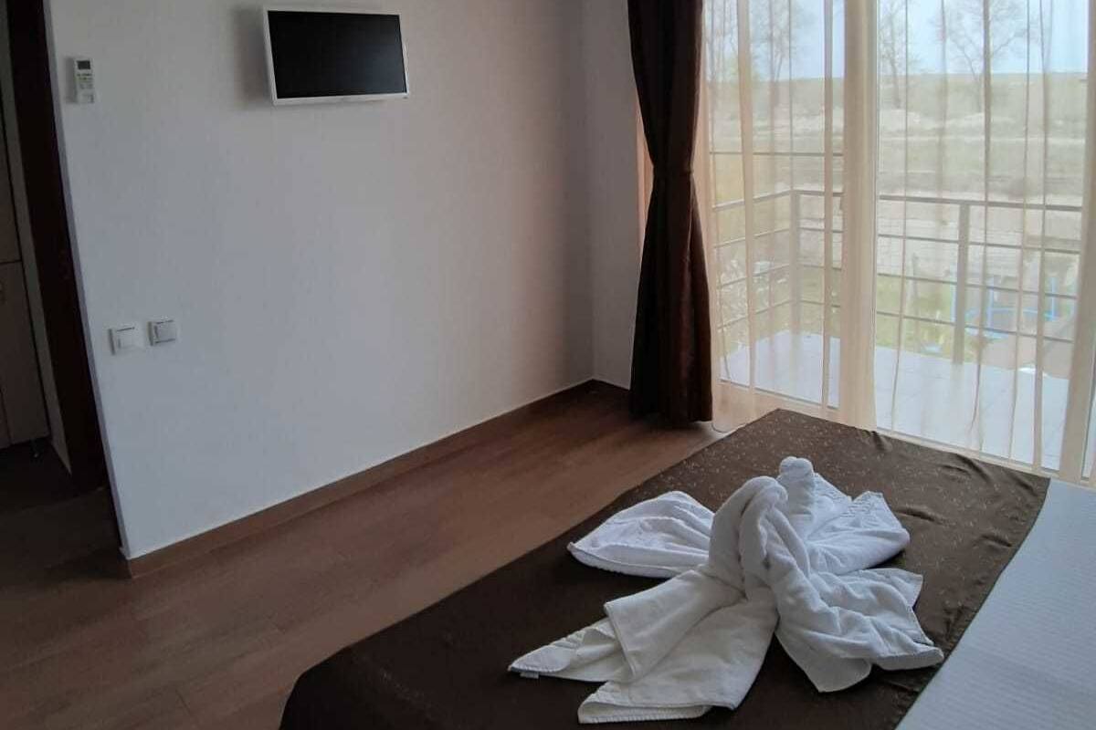 Klassieke villa, 1 kingsize bed, balkon, uitzicht op meer | Een minibar, een strijkplank/strijkijzer, gratis wifi, beddengoed