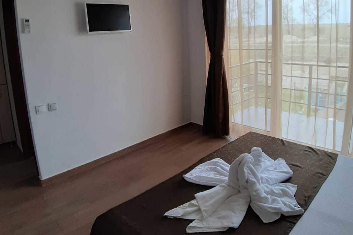 Classic Villa, 1 King Bed, Balcony, Lake View