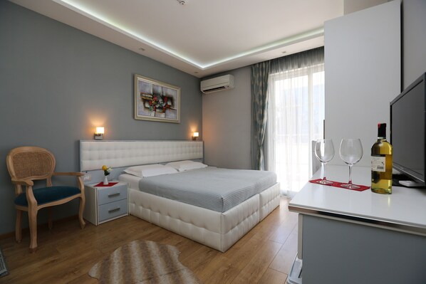 Comfort Double Room | Peralatan tempat tidur premium, bar mini, meja, kalis bunyi