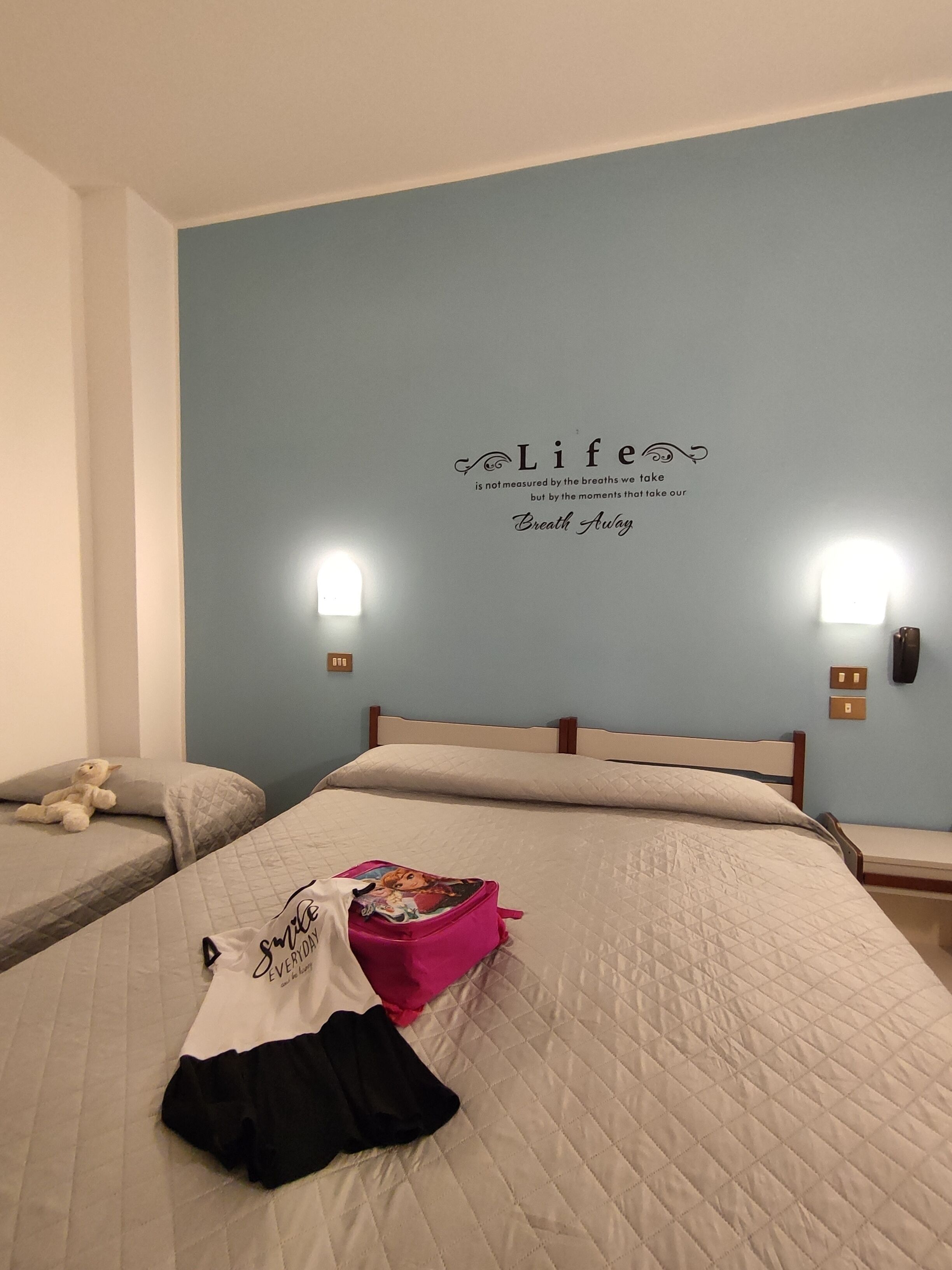 Standard-Dreibettzimmer, eingeschränkter Meerblick | Allergikerbettwaren, Zimmersafe, Schreibtisch