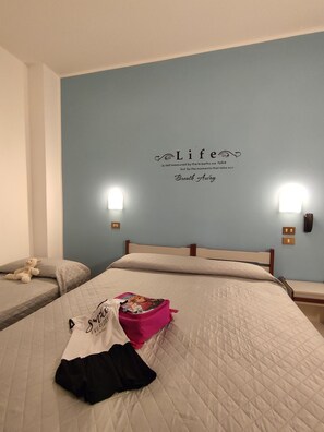 Ropa de cama hipoalergénica y caja de seguridad en la habitación 