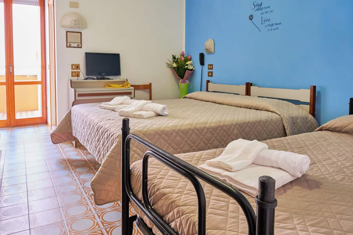 Chambre Triple Standard, vue partielle sur la mer