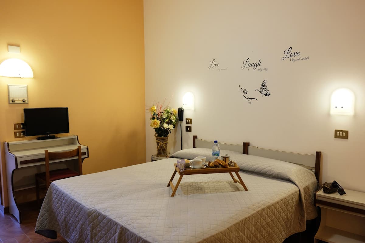 Chambre Standard Double ou avec lits jumeaux, vue partielle sur la mer