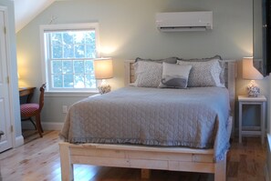 Escritorio, tabla de planchar con plancha, wifi gratis y ropa de cama