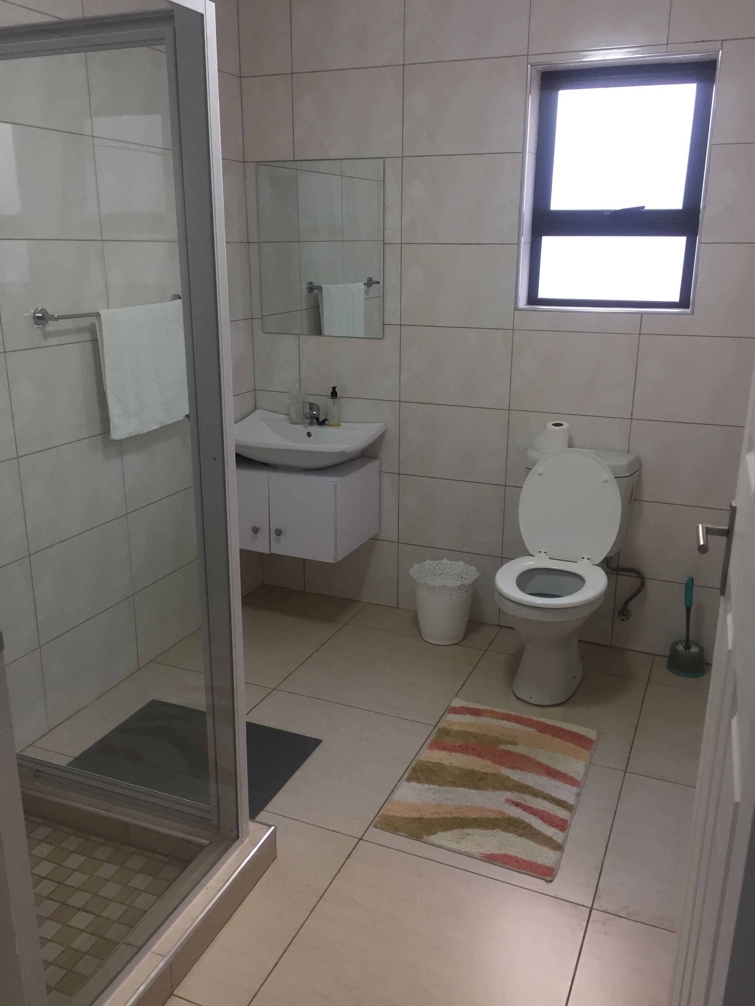 Een bad, een haardroger, handdoeken, toiletpapier