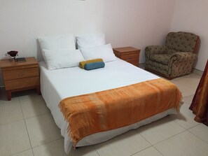 3 habitaciones, tabla de planchar con plancha y ropa de cama 