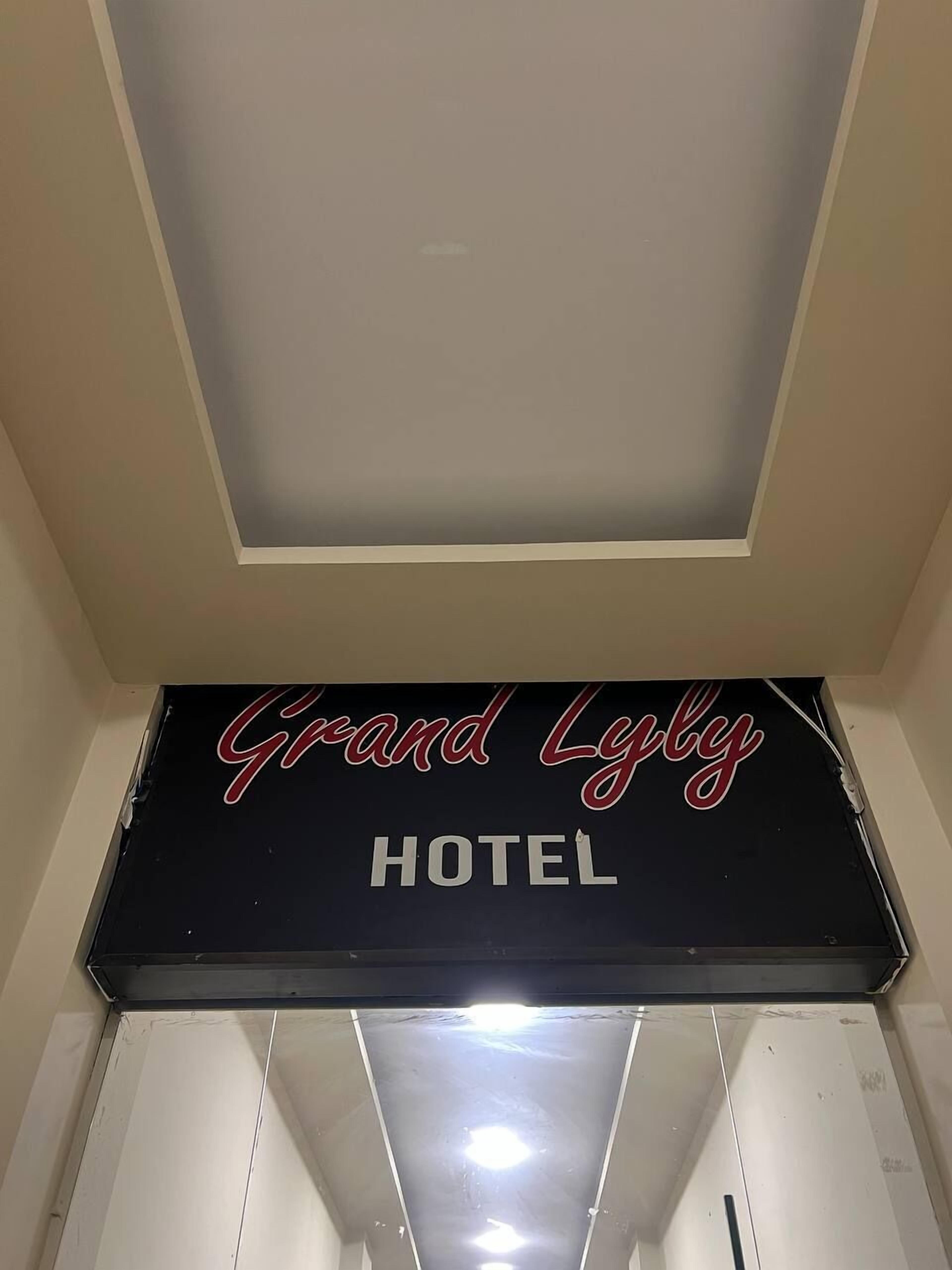 Un letrero de hotel con el nombre 'Grand Lygly' y la palabra 'HOTEL' debajo.