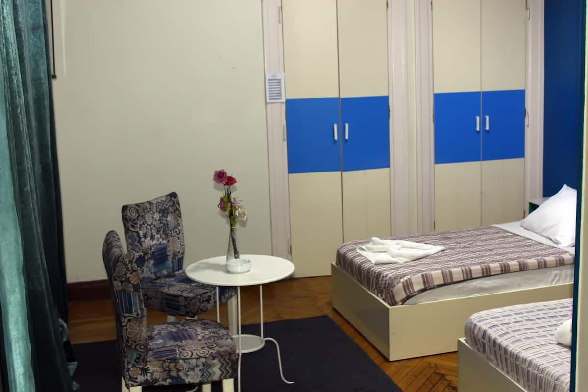 Habitación clásica con 2 camas individuales | 1 habitación, minibar, cortinas blackout y cunas gratuitas