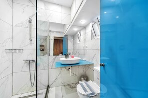 Duschwanne, Haartrockner, Handtücher, Seife