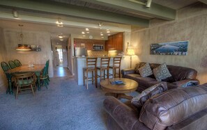 Huoneisto, useita sänkyjä, yksityinen uima-allas, osittainen merinäköala | Oleskelualue | Televisio