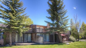 Front of property - Hawks View (South Lake Tahoe)