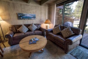 Huoneisto, useita sänkyjä, yksityinen uima-allas, osittainen merinäköala | Oleskelualue | Televisio