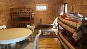 3 slaapkamers, een strijkplank/strijkijzer, wifi (toeslag), beddengoed