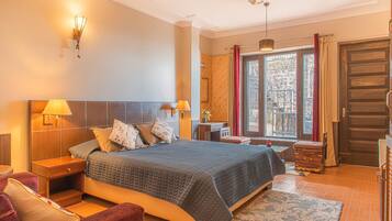 3 bedrooms, desk, WiFi, bed sheets