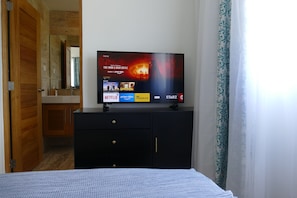 4 makuuhuonetta, tallelokero huoneessa, silitysrauta/-lauta