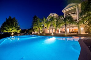 시즌별로 운영되는 야외 수영장, 수영장 파라솔, 일광욕 의자