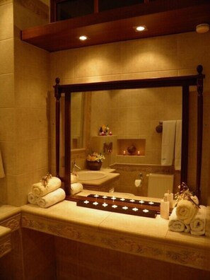 Villa, 4 habitaciones, piscina privada | Baño | Ducha, artículos de higiene personal gratuitos y secador de pelo