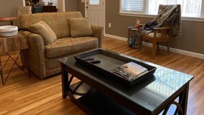 Living area - Cold Mountain Cabin  - Great Cottage with Unbeatable Nightly Rates (Highlands)