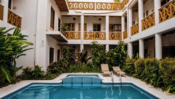 2 outdoor pools