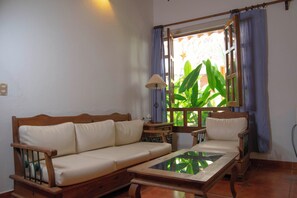 Caja de seguridad en la habitación, cortinas blackout y ropa de cama 