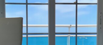 Ático frente al mar con gran terraza panorámica y acceso directo a la playa