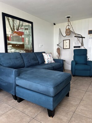 Smart TV, fireplace, books, stereo