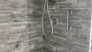 Douche, sĂšche-cheveux, serviettes fournies, savon