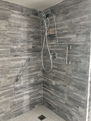 Shower, hair dryer, towels, soap - Lake Front Sebring Villa , Relax- Quiet with Breathtaking views! (Sebring)