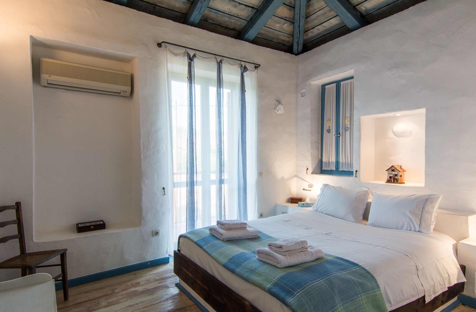 9 Schlafzimmer, Schreibtisch, Bügeleisen/Bügelbrett, Reisekinderbett