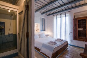 9 bedrooms, desk, iron/ironing board, travel crib