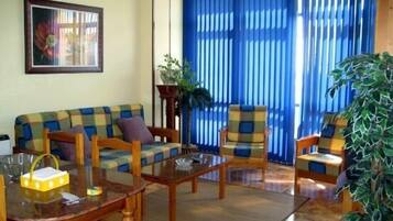 Een televisie en een open haard