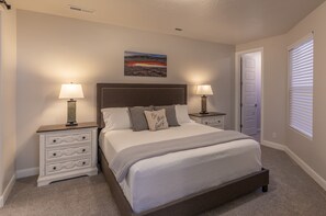 4 slaapkamers, een bureau, een strijkplank/strijkijzer, reisbedje