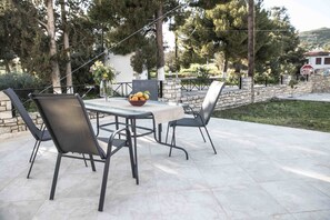 Family Apartment, Garden View | Terrace/patio