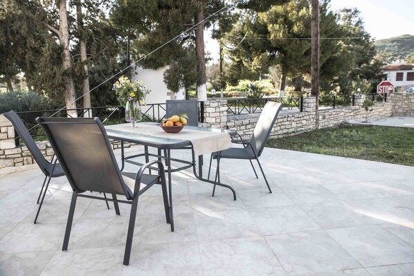 Family Apartment, Garden View | Terrace/patio