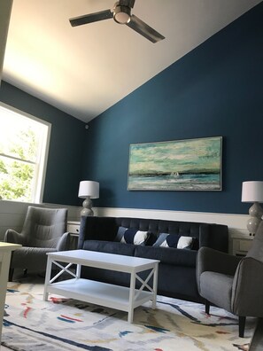 Smart-TV, Kamin, Videospiele, Tischtennisplatte