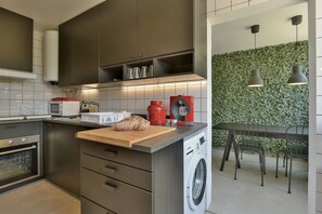 Réfrigérateur, micro-ondes, four, plaque de cuisson