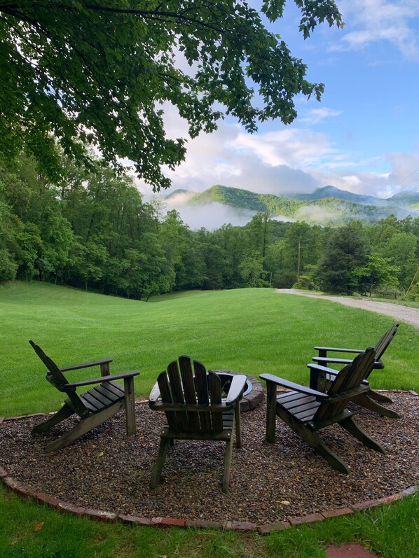 Outdoor dining - "Spoon Rest" - 30 Acres Nestled in the Nantahala National Forest (Franklin)