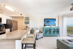 Fridge, microwave, oven, stovetop - Luxurious Suite+Open Ocean Views+Pool & Cabana Bar (Tavernier)