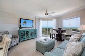 Smart TV, libros y oficina 