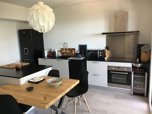 Kylskåp, mikrovågsugn, ugn och spishäll
