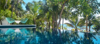 Beachfront without seaweed, infinity pool, rooftop jacuzzi, Chef included.