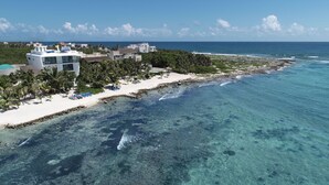 A coastal hotel with a beach view, clear waters, and a sandy shoreline. - Beachfront without seaweed, infinity pool, rooftop jacuzzi, Chef included. (TULUM)