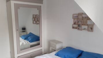 1 slaapkamer, een strijkplank/strijkijzer