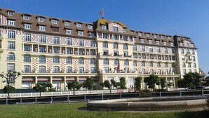 Ein mehrstöckiges Hotel im traditionellen europäischen Stil mit einer symmetrischen Fassade und gleichmäßigen Fenstern und Balkonen.