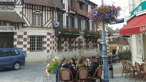 Ein traditionelles europäisches Gebäude mit einem gut sichtbaren 'POSTE'-Schild, das auf eine Postanstalt hinweist.