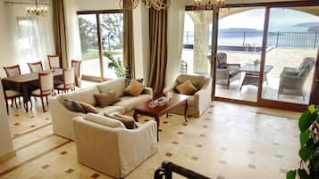 Villa Premium, 3 chambres, piscine privée, vue mer | Coin séjour | TV connectée, Netflix, chauffage par le sol