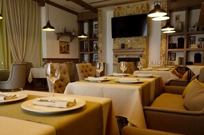 Dining - Oak Leaf Residences (Kuljace)
